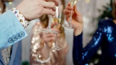 İnsanlar Noel partisinde kadeh tokuşturuyor
