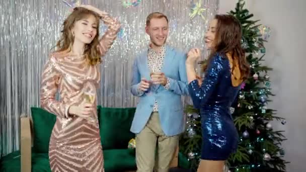 Gelukkige mensen dansen en klinkende glazen op kerstfeest — Stockvideo