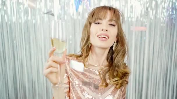 Heureux rire brillant belle jeune femme avec verre de champagne célébrant la nouvelle année — Video