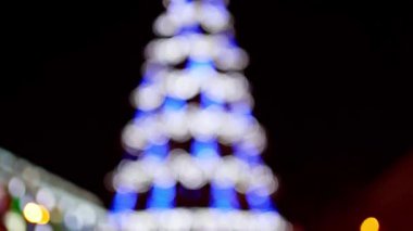 Gece soyut bulanık noel ağacı şehir ışıkları