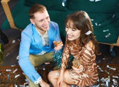 Sevgililer Günü 'nde randevunun tadını çıkaran, mutlu görünen, gülen romantik çift..