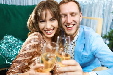 Mutlu romantik çift kadehlerini köpüklü şarapla tokuşturuyor, akşam partisinin tadını çıkarıyor, Sevgililer Günü 'nde buluşuyorlar..