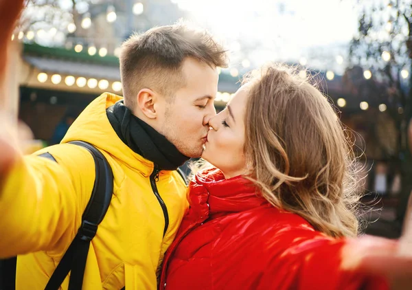 Young romantic couple in love making selfie, kissing to to the camera. having a date. urban romantic portrait — ストック写真