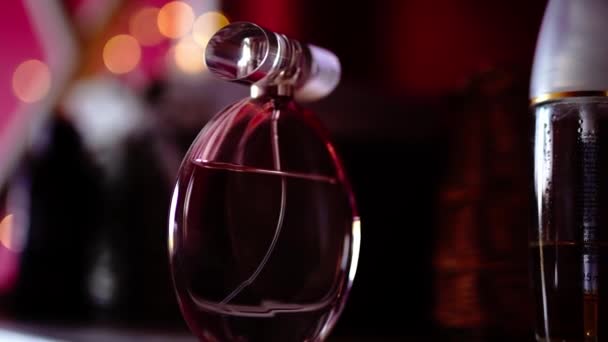 Butelka perfum na półce — Wideo stockowe
