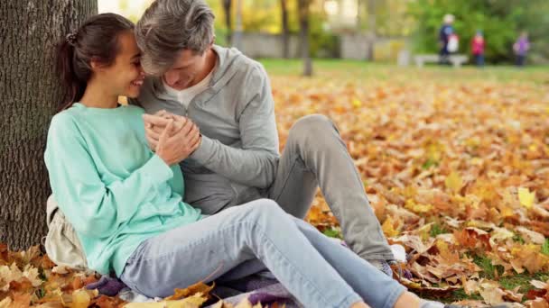 Jovem casal encantador no parque de outono ao ar livre — Vídeo de Stock