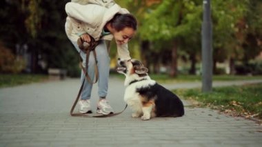 Doğada Yürüyen Güzel Gülümseyen Kadın Şirin Köpek