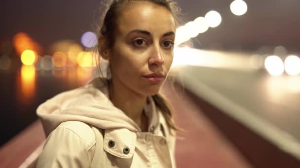 Крупный план красивой грустной молодой женщины, идущей на открытом воздухе ночного города, замедленные съемки акций — стоковое видео