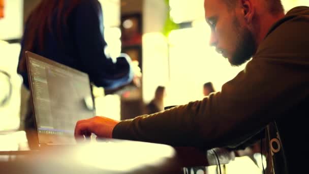 Man freelancer zitten in cafe werken laptop — Stockvideo