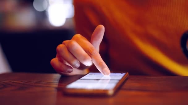 Teléfono - Desplazamiento manual femenino de primer plano utilizando la aplicación en el teléfono inteligente en caffee . — Vídeos de Stock