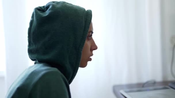 侧视女性程序员Hacker in hoodie使用计算机工作 — 图库视频影像