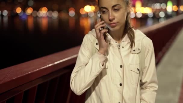 Mujer prety usando teléfono inteligente caminando en la ciudad de noche — Vídeos de Stock