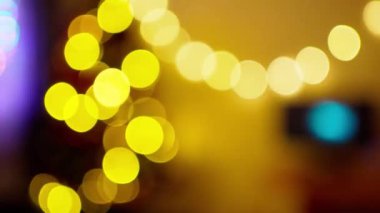 Renkli ve altın soyut bulanık Noel ışıkları arka planda.