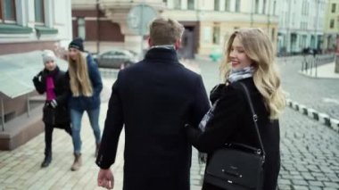 Kyiv 'in eski turistik bölgesinde yürüyen turistlerin arka görüntüsü