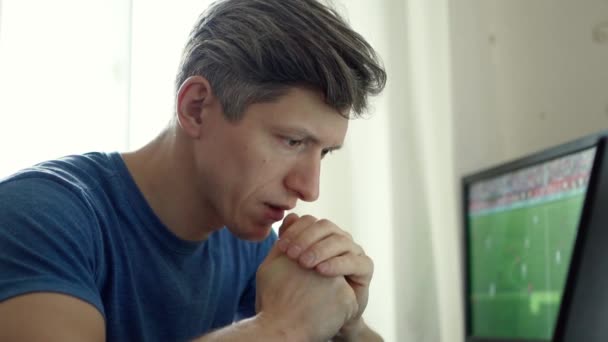 Homem fã de futebol assistindo futebol em casa — Vídeo de Stock