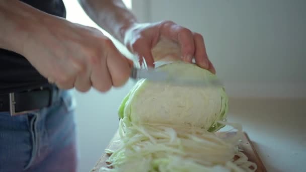 Ağır çekim adam vejetaryen salatası için lahanayı bıçakla kesiyor. — Stok video