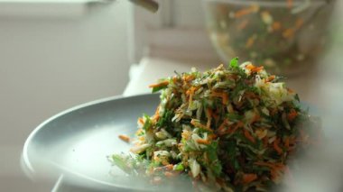 Yakın plan adam vejetaryen salatasına zeytinyağı ekliyor.