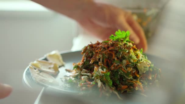 Gros plan ralenti mans mains tourne assiette avec salade végétarienne fraîche . — Video