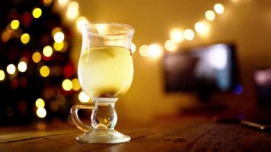 Sıcak zencefil çaylı cam bardak.