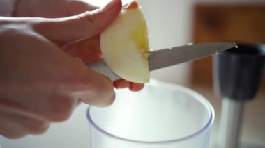 Elma kesen bıçaklı kadın elleri