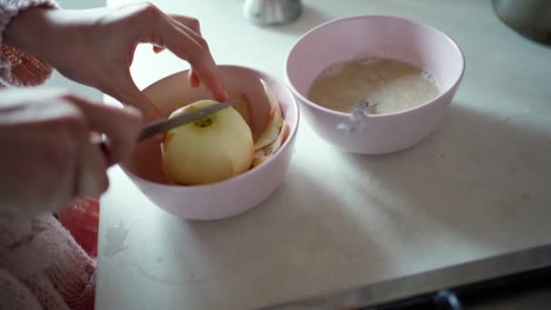 Primer plano manos femeninas con cuchillo corte manzana — Vídeos de Stock