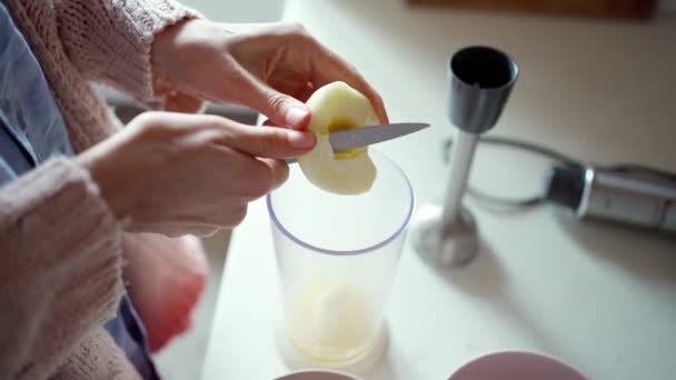 Mains féminines avec couteau coupe pomme — Video