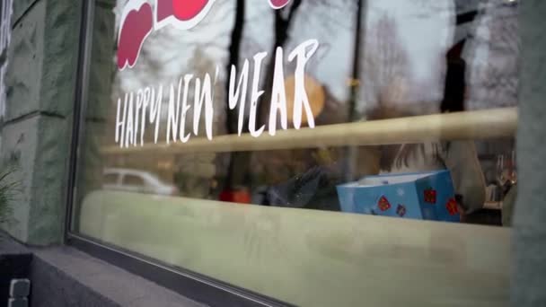 Exibição da janela Feliz Ano Novo — Vídeo de Stock