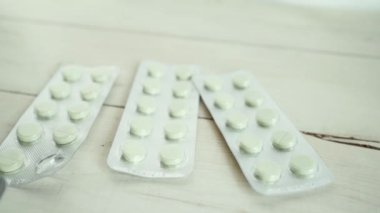 Beyaz ahşap masada haplarla kabarcıklar