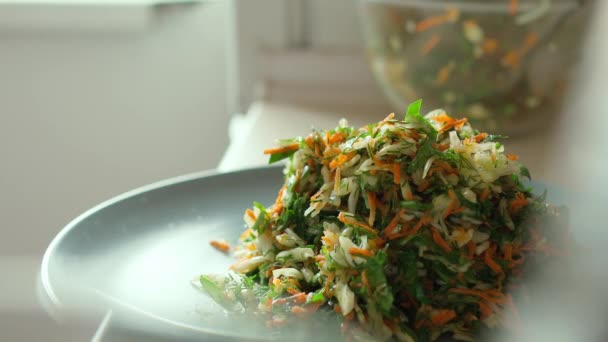 Крупный план добавления специй и сушеных трав в веганский салат — стоковое видео