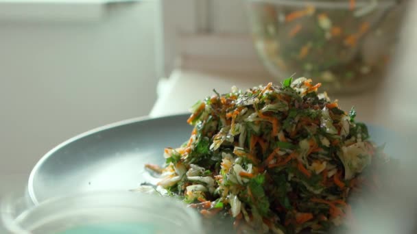 Gros plan ajouter des épices et des herbes séchées à la salade végétalienne — Video