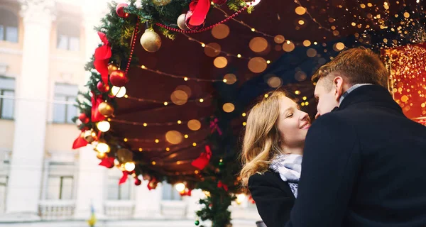 Retrato brillante de la pareja romántica elegante en el amor abrazando y besando en las decoraciones festivas de fondo.. —  Fotos de Stock