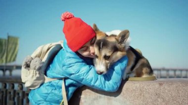 Genç bayanı sevmek, köpeğini okşamak ve güneşli bahar gününde yürüyüş yapmak.