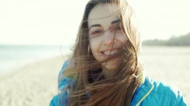 Rüzgâr estiren kadınlar saçlarını yavaş çekimde