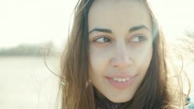 Rüzgâr estiren kadınlar saçlarını yavaş çekimde