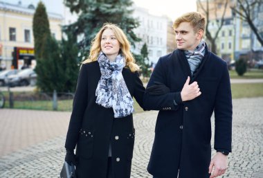 Şık, şık, romantik çift şehir caddesinde yürüyor, randevunun tadını çıkarıyor..