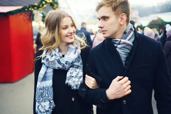 Joven y elegante pareja caminando por la calle de la ciudad, disfrutando de una fecha. —  Fotos de Stock