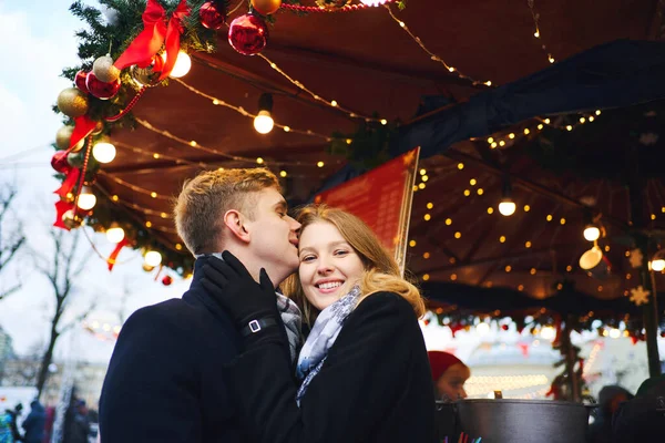 Elegante coppia romantica alla moda in amore abbracci e baci su sfondo rosso brillante decorazioni festive . — Foto Stock