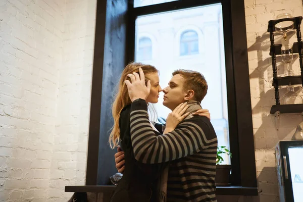 Pareja romántica en el amor sentado sobre la ventana en el café en una cita . —  Fotos de Stock