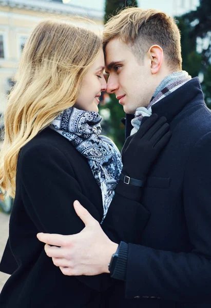 Retrato de pareja amorosa joven abrazándose con los ojos cerrados, cerca uno del otro . —  Fotos de Stock