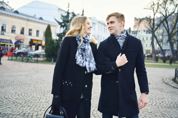 Joven hermosa rubia pareja caminando calle de la ciudad, mirándose con sonrisa . —  Fotos de Stock