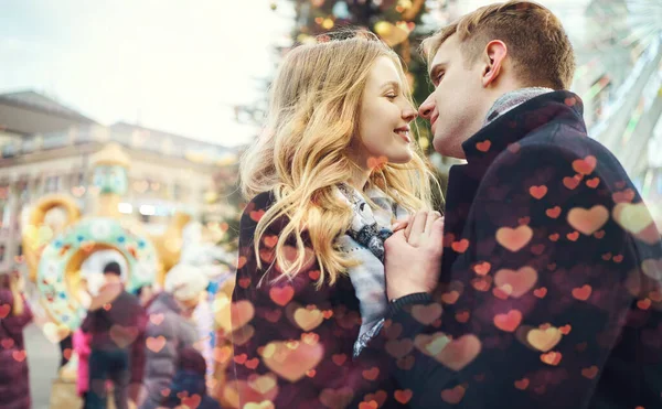 Feliz pareja romántica en el amor sonriendo, besándose, abrazándose, cerca uno del otro al aire libre . —  Fotos de Stock