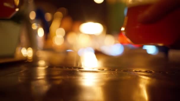 Dos vasos de cerveza en la mesa en el bar — Vídeos de Stock