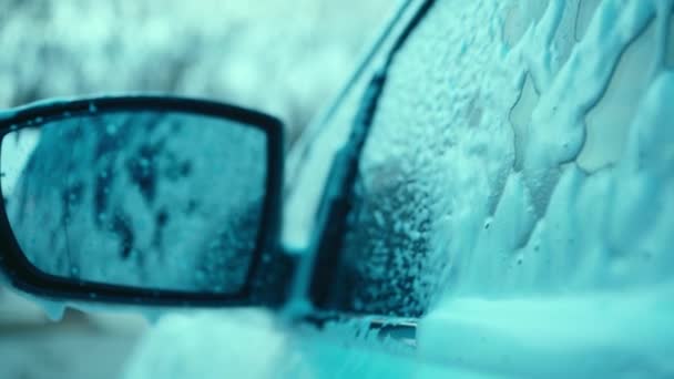 Espuma en el coche. Servicio de lavado manual de coches por la noche — Vídeos de Stock