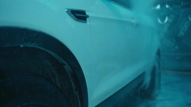 Handmatig wassen van auto 's' s avonds — Stockvideo