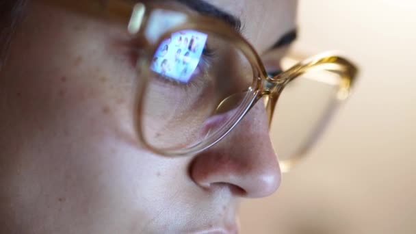 Close-up portret van de vrouw die thuis werkt en met behulp van computer touchscreen, op zoek naar monitor — Stockvideo