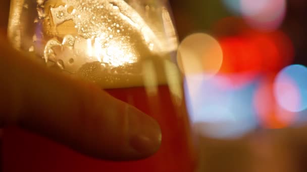 Verre à bière sur la table dans le bar — Video