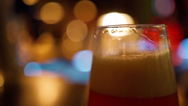 Vaso de cerveza en la mesa en el bar — Vídeos de Stock