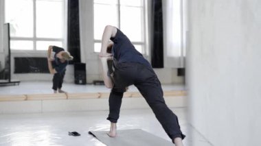 Ağır çekim yakışıklı adam yoga yapıyor.