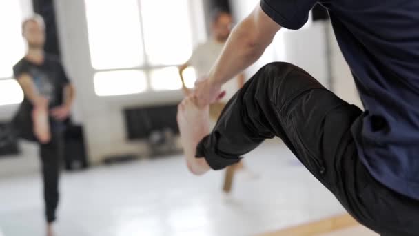 Zeitlupe unkenntlich Mann praktiziert Yoga in Licht Yoga-Klasse — Stockvideo