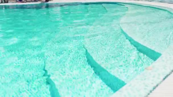 Borde de la piscina — Vídeo de stock