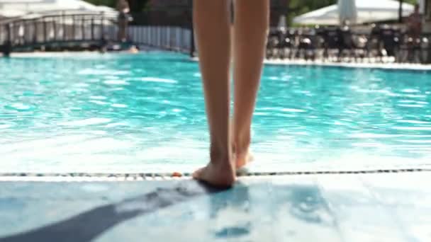La vista trasero hermoso fitbody mujer en bikini entra en la piscina y la natación. — Vídeos de Stock